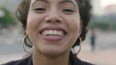 Primer-Plano-Retrato-De-Una-Joven-Feliz-Estudiante-Pasante-De-Negocios-Riéndose-Alegre-De-La-Cámara-Disfrutando-Del-Estilo-De-Vida-Usando-Aretes