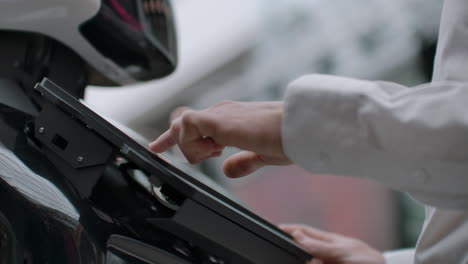 interacción del hombre y las tecnologías modernas de inteligencia artificial. cerca de la mano masculina del científico sacude el brazo robótico. manos robóticas y humanas se unen en un apretón de manos. reunión y saludo de amigos.