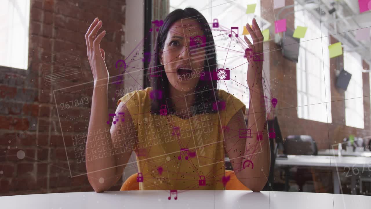 Donna che gesticola e parla in uno studio creativo, causando una sovrapposizione magenta che mappa dati tecnologici