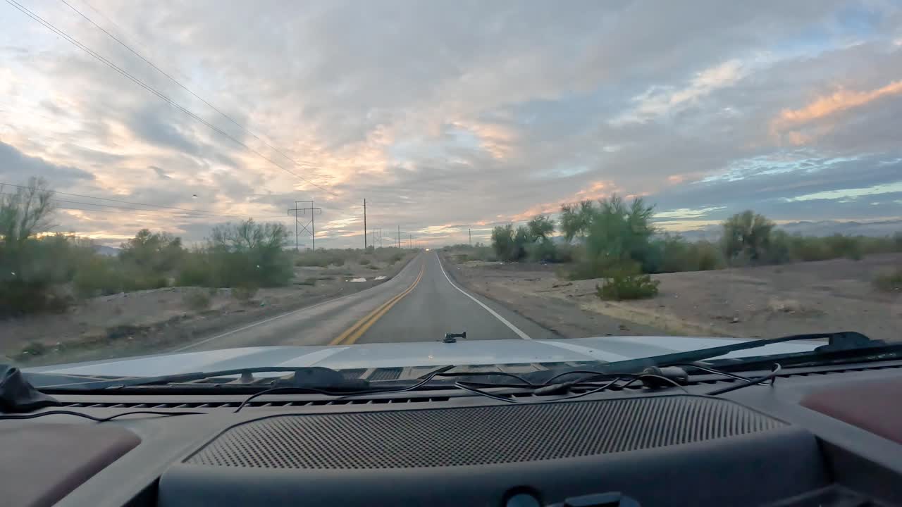 아리조나 남서부의 사막에서 95번 도로를 운전하는