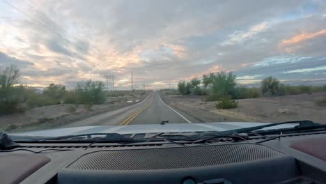 - pov conduciendo en la ruta 95 en el desierto en el suroeste de arizona