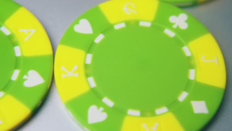 movimiento sobre fichas de casino dispersas en un fondo gris claro