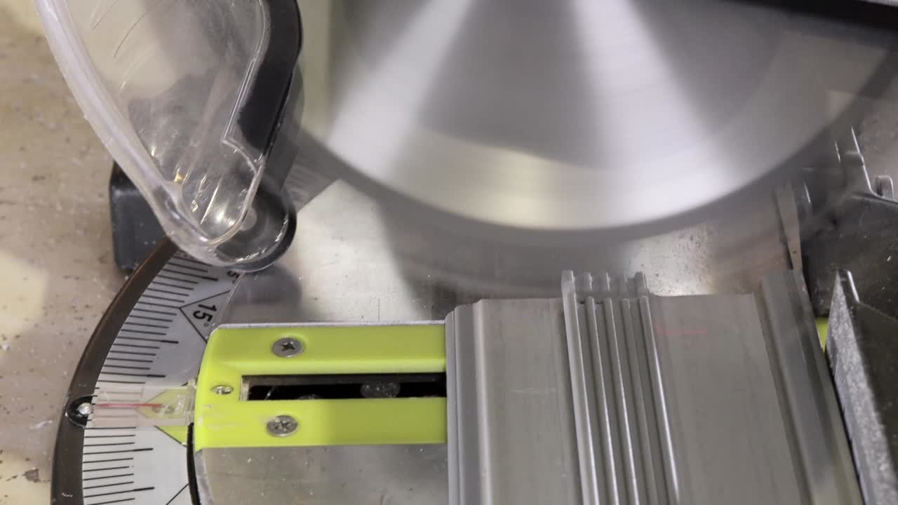 trabajador cortando la base en la sierra circular antes de la instalación.