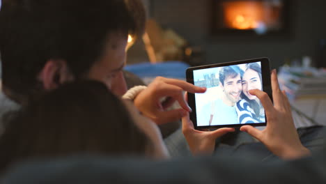 una pareja viendo una foto del parlamento de londres en una tableta en casa