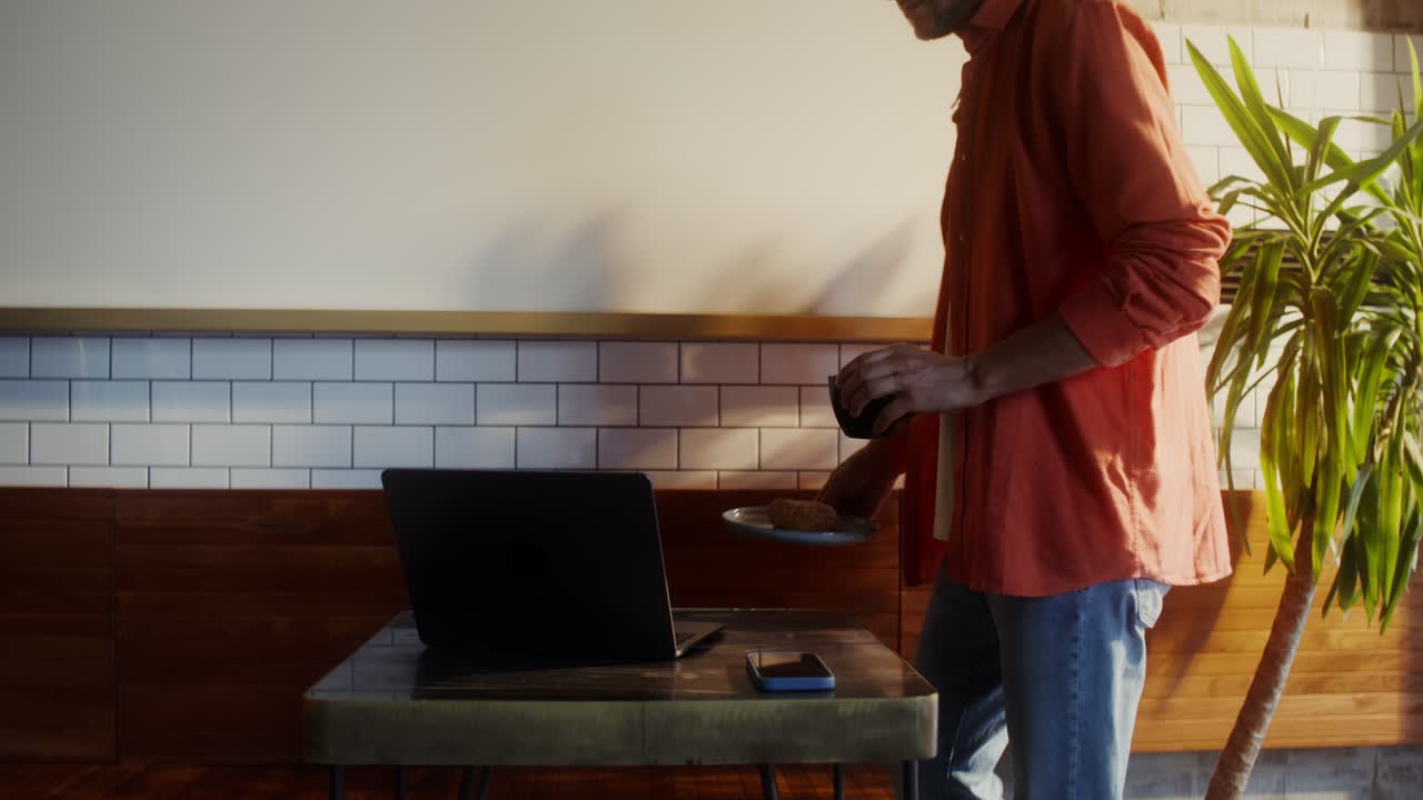 hombre trabajando en un café