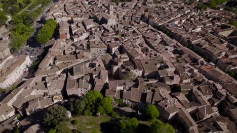 Panorama-Aéreo-De-La-Ciudad-Medieval-Francesa-Pezenas-En-El-Departamento-De-Herault