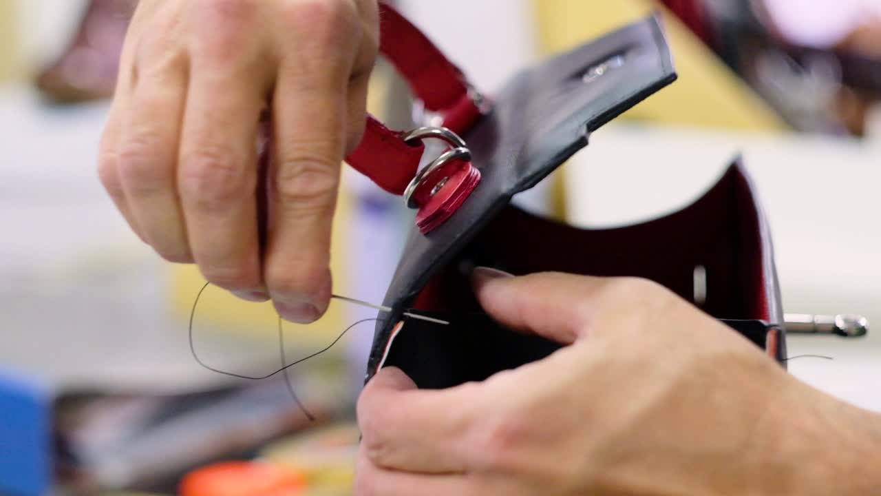 zapatero italiano, haciendo bolso de cuero con máquinas tradicionales
