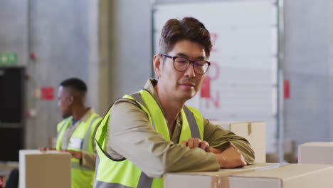 Retrato-De-Un-Trabajador-Asiático-Con-Traje-De-Seguridad-Y-Sonriendo-En-El-Almacén