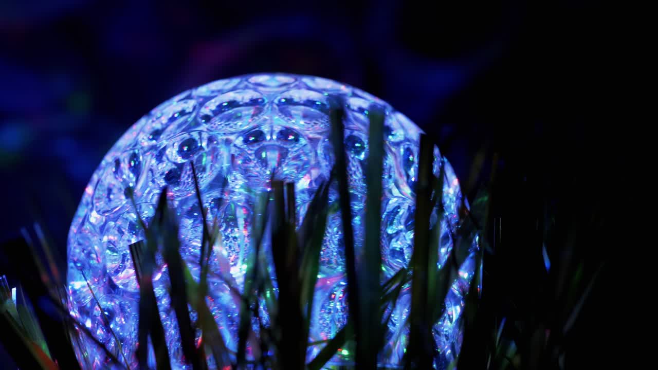 bola de discoteca giratoria brillante, proyector de led en la oscuridad, bombillas parpadeantes. 4k