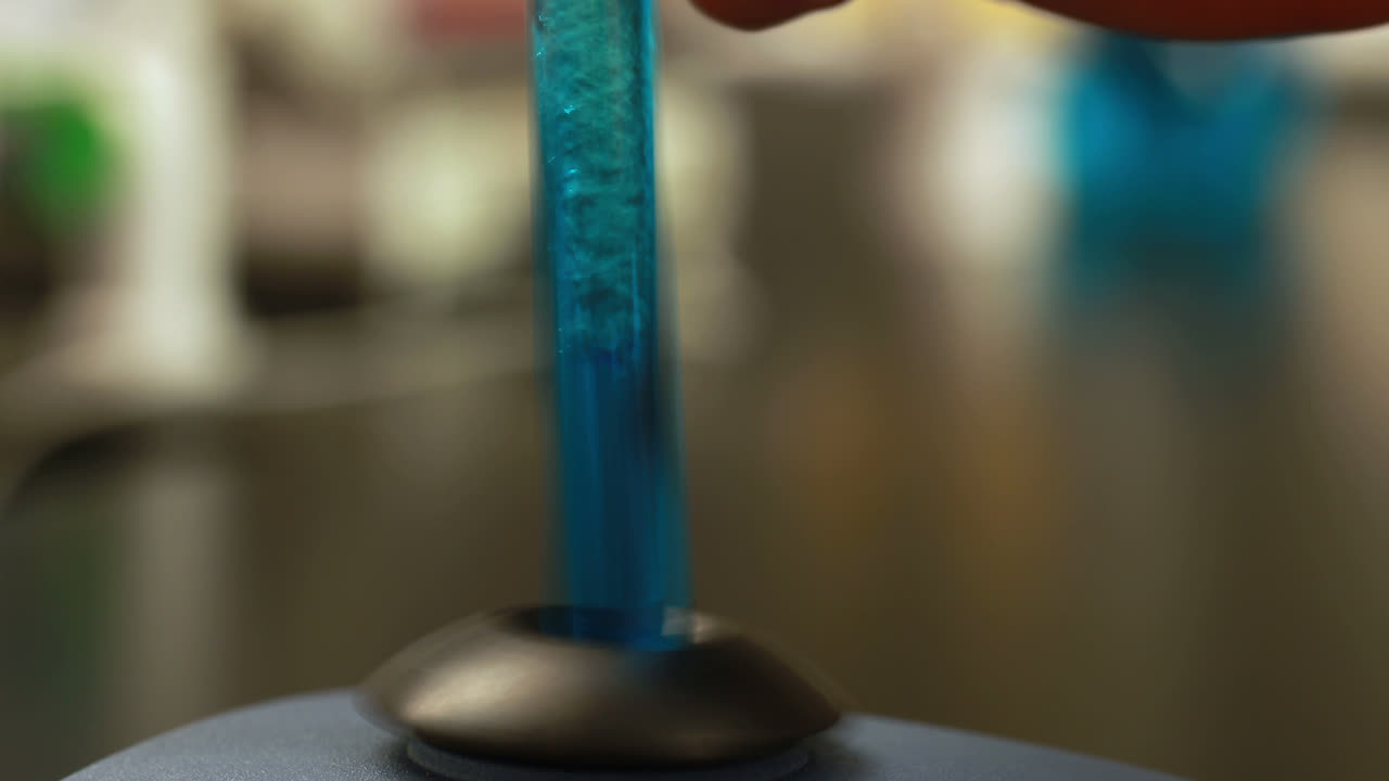 científico mezclando tubo de ensayo con centrifugadora