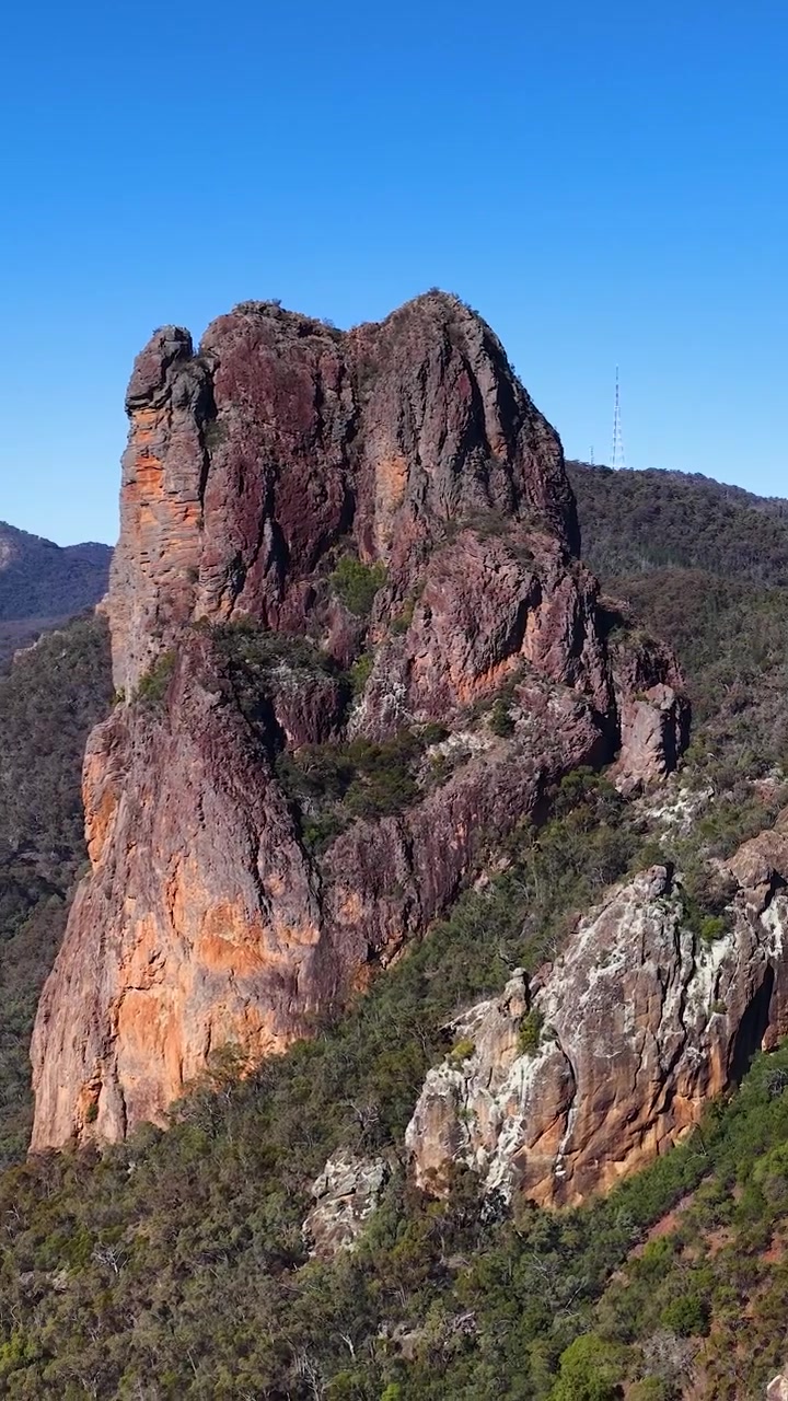 Ripresa panoramica della formazione rocciosa vulcanica Breadknife nel Parco Nazionale Warrumbungle, Nuovo Galles del Sud