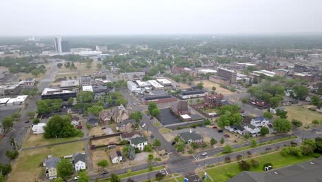 centro de la ciudad de michigan, indiana con video de avión no tripulado moviéndose en tiro ancho