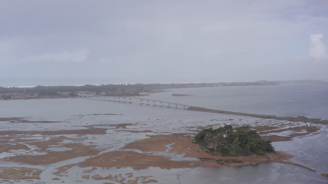 Vidvinkel flyfoto som senker seg over Samoa-broen over Arcata-bukten i Eureka, California. 4k