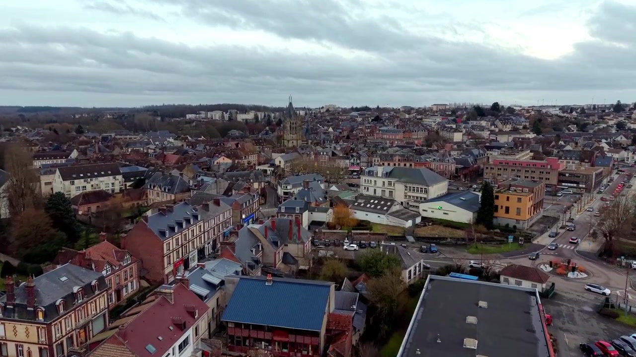 Vista drone sui tetti e le strade della pittoresca cittadina di L'Aigle in Normandia, Francia. Avanzamento aereo.