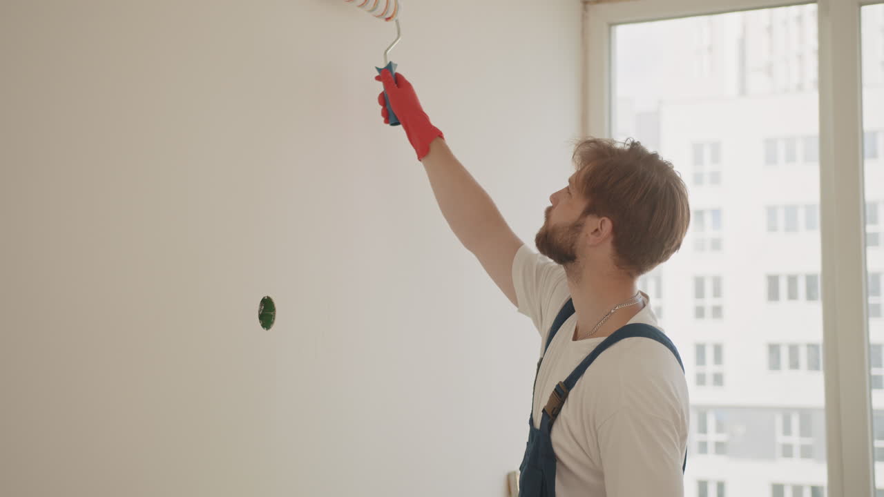 hombre pintando una pared