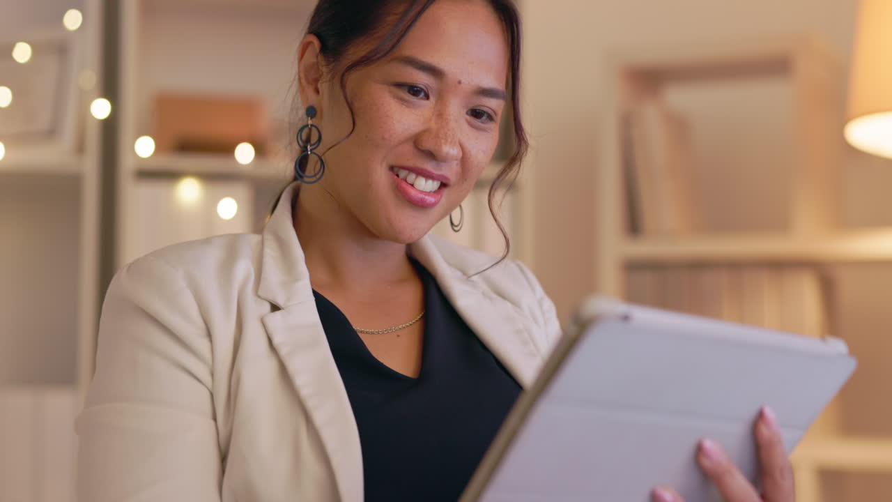 タブレット,幸せなまたはデータを持つビジネスウーマン