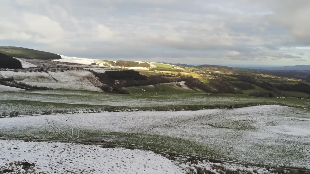 nevado rural frío invierno valle campo aéreo agrícola tierras de cultivo paisaje derecho descender