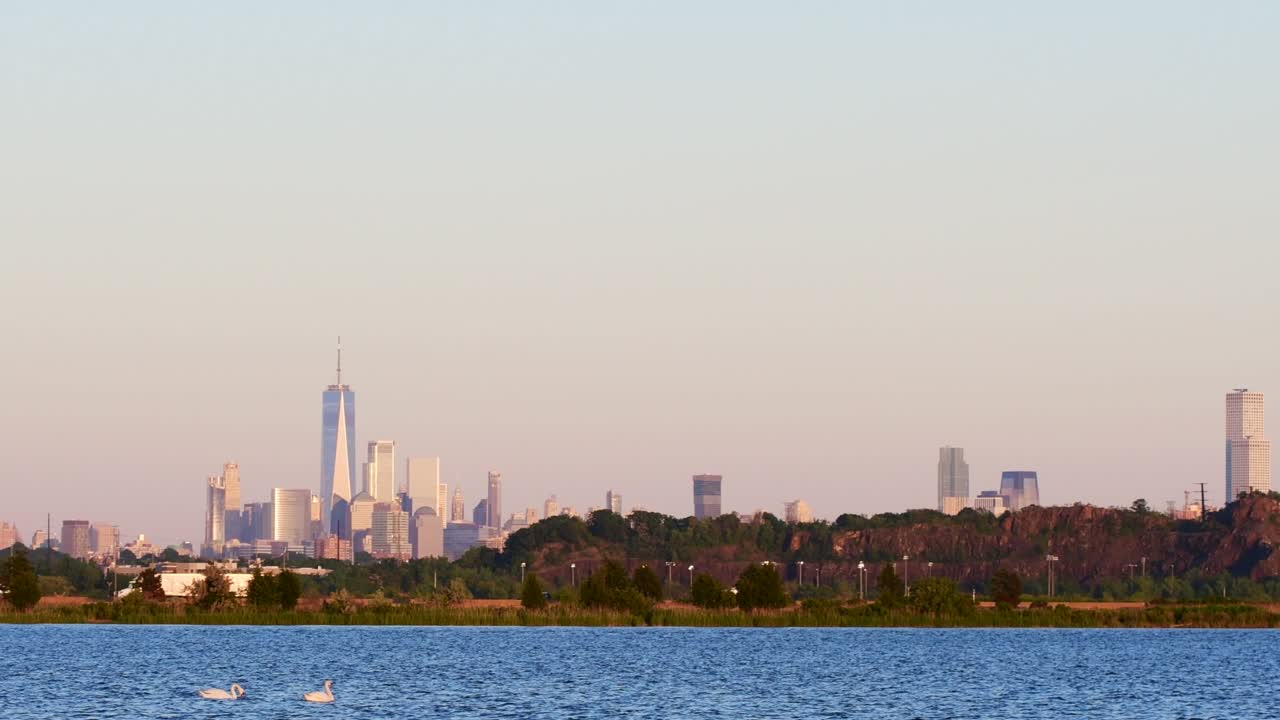 맨해튼 스카이 라인 (manhattan skyline) 은 뉴저지 파크 (new jersey park) 에서 촬영된 어두운 빛의 영상입니다.