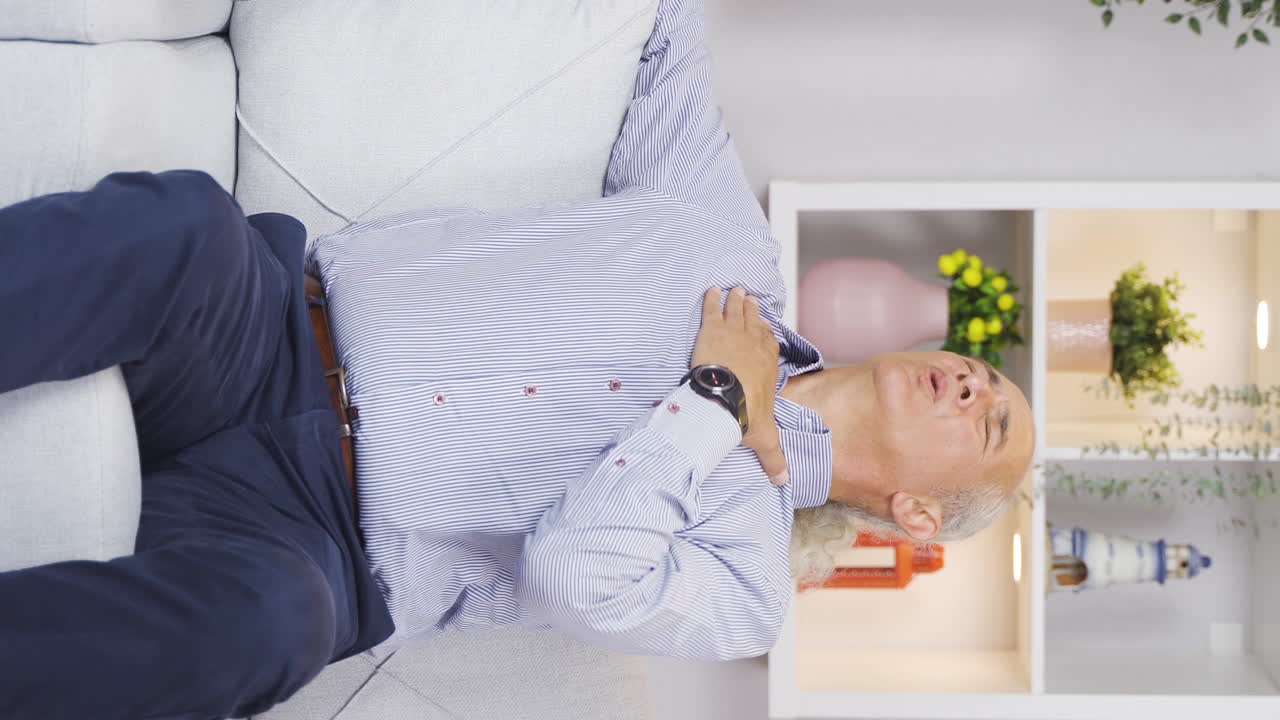 열에 시달리는  ⁇ 은이의 수직 비디오. 여름 온도.