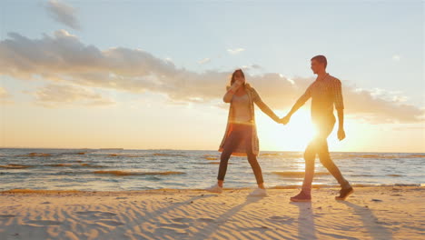 pareja amorosa caminando al atardecer en la playa o en el lago ella lleva al chico coqueteando prores hq 10 bit vid