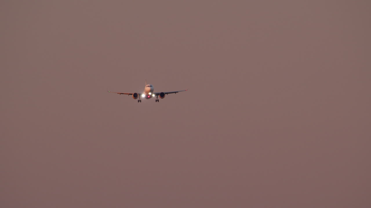 Flygplan landar i solnedgången