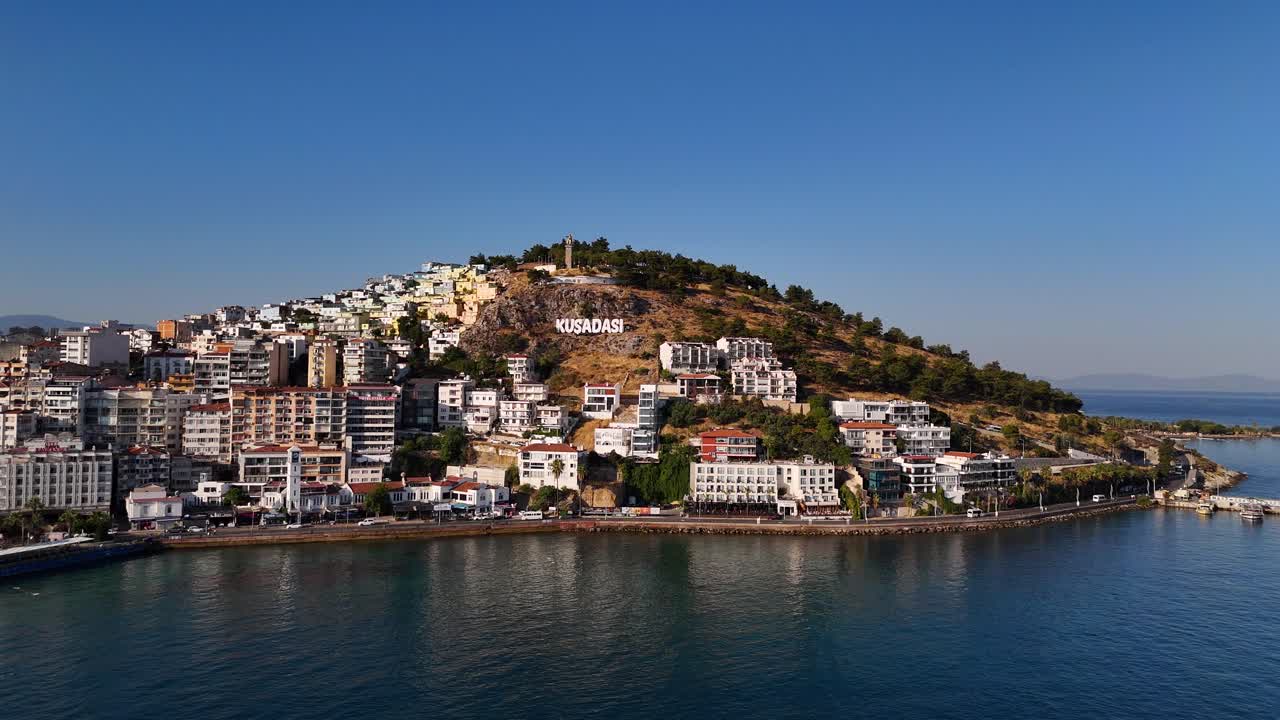 Türkiye, Kuşadası tepesine doğru okyanus üzerinde yapılan havadan çekim