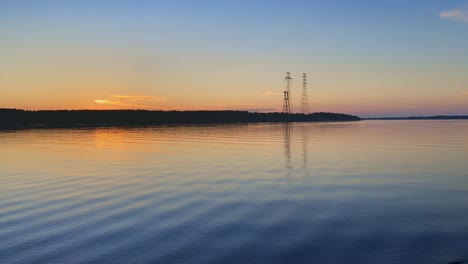 Zeitraffer-Des-Ruhigen-Wassers-Der-Wolga-Nach-Sonnenuntergang