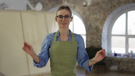 Portrait-of-a-woman-put-on-glasses-to-start-painting-in-workshop