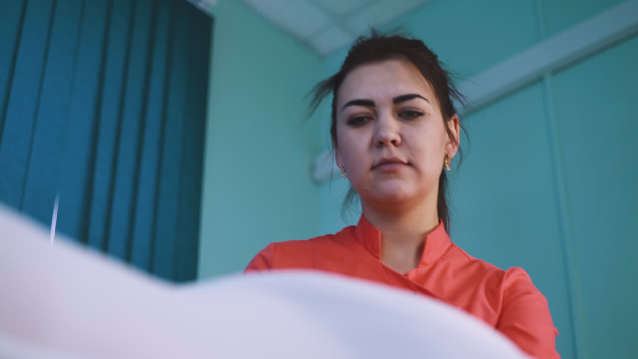 un'estetista bruna fa un massaggio al vuoto a una signora grassa.