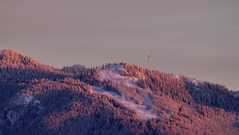 Toma-Estática-De-La-Pista-De-Esquí-De-La-Montaña-Grouse-Y-La-Turbina-Eólica-A-La-Hora-Dorada