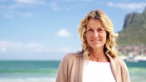hermosa mujer de pie en la playa