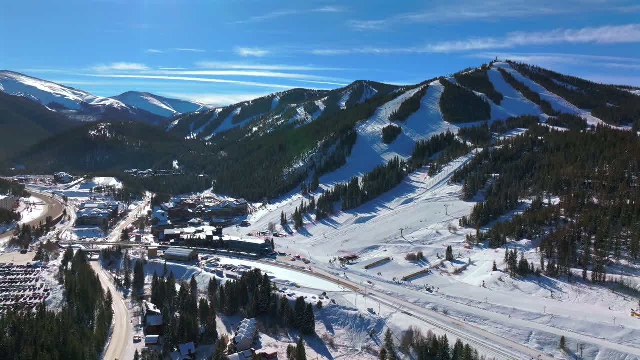 mañana parque de invierno centro turístico aldea lodge esquí tren estacionamiento diciembre pájaro azul soleado nieve fresca mary jane esquí snowboard correr senderos bertoud paso colorado góndola ascensores hacia atrás pan up
