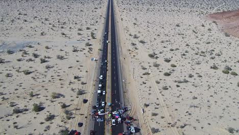 Vista-De-Un-Dron-Descendiendo-Sobre-Una-Carretera-Durante-Una-Manifestación