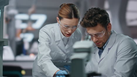 especialistas en biotecnología investigando medicamentos en un laboratorio de innovación de cerca.