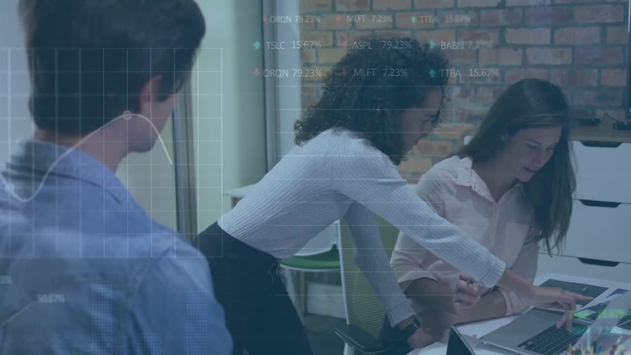 다양한 동료들이 사무실에서 논의하는 통계, 증권 시장 데이터 처리의 애니메이션