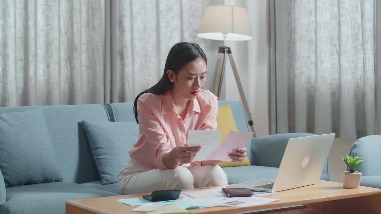 Donna stressata per le finanze a casa