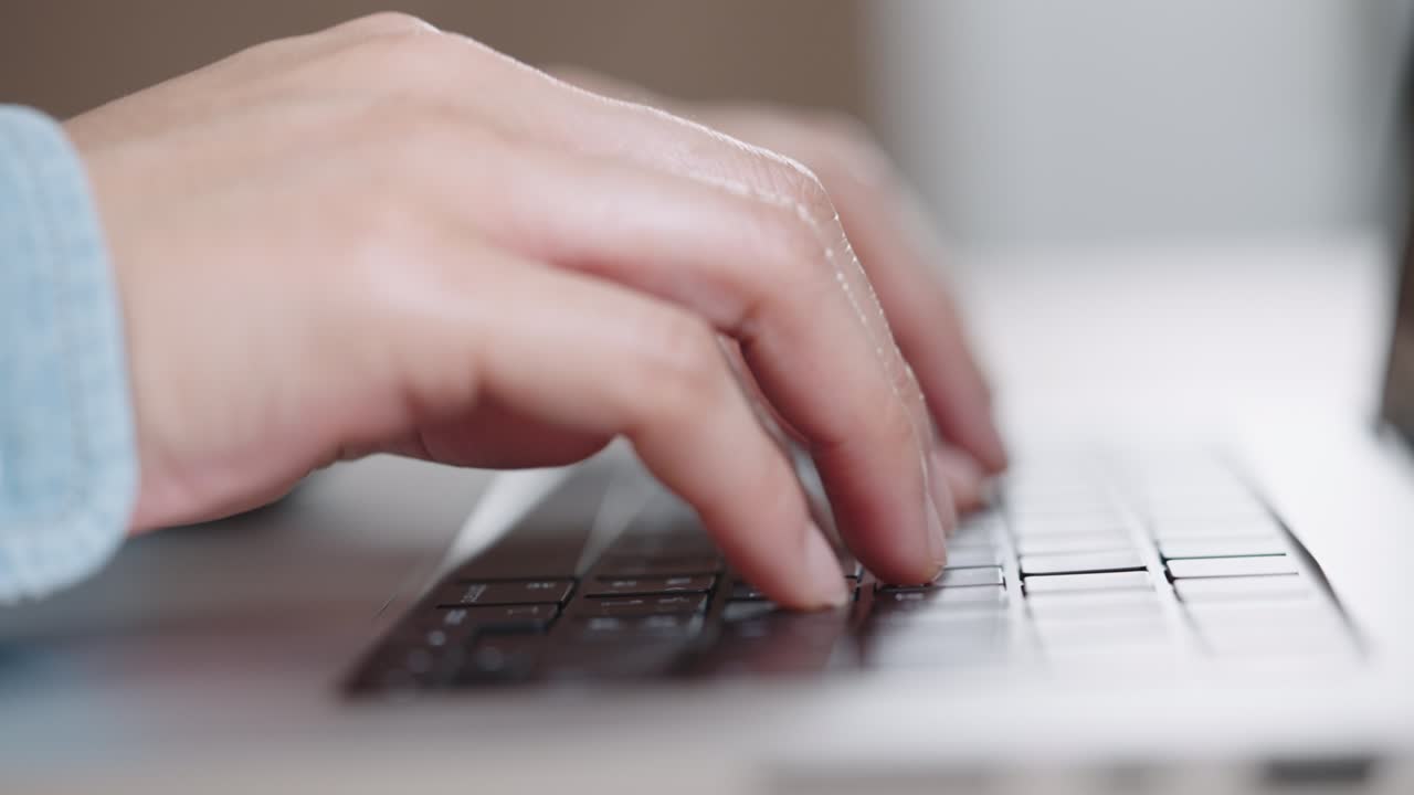 fotografía de cerca de las manos de una mujer de negocios escribiendo en el teclado de una computadora portátil para buscar información, soporte de comunicación en línea, investigación de mercadotecnia, informe de negocios en el escritorio de la oficina por la noche.
