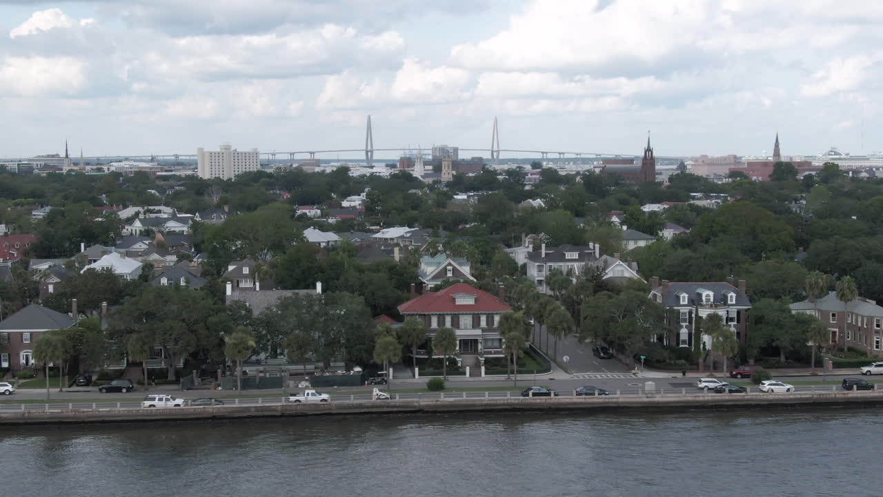 미국 사우스캐롤라이나주 찰스턴에 있는 프렌치 쿼터를 가로지르는 공중 팬과 라베넬 다리를 배경으로