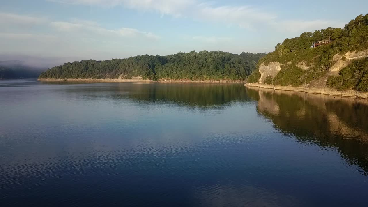 směřující k rybářskému místu