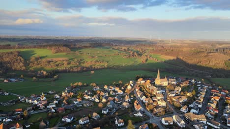 kallenhardt a la luz brillante de la puesta de sol de invierno: toma de drones de la ciudad en sauerland, alemania