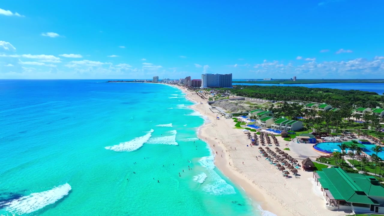 Vista aerea della spiaggia turchese costeggiata da resort della Zona Hotelera di Cancun, Quintana Roo, Messico, con sabbia bianca che incontra il limpido Mar dei Caraibi