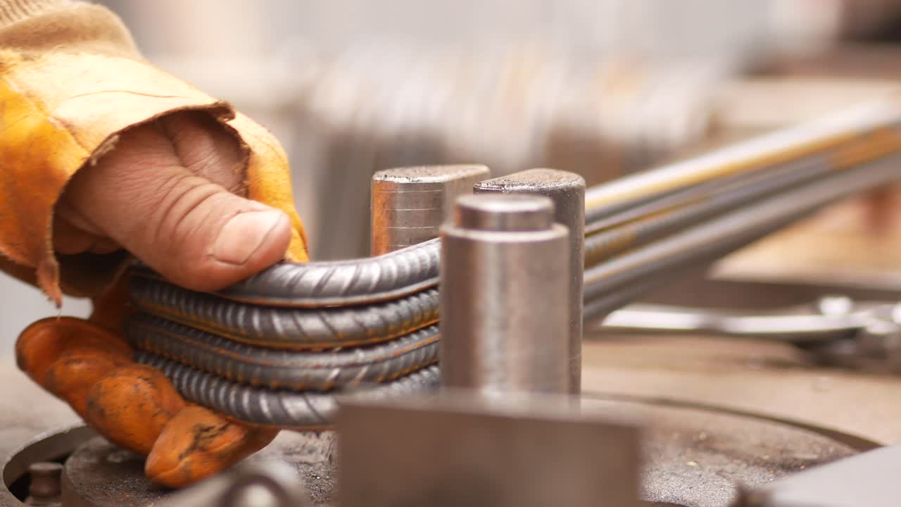 proceso de flexión de barras de refuerzo metálico