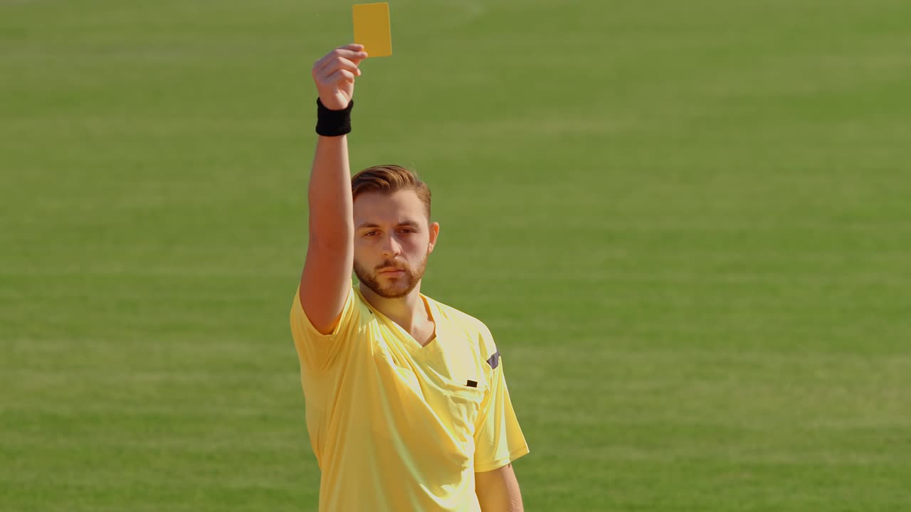el árbitro de fútbol muestra una tarjeta amarilla de penalización, 4k, 75 fps