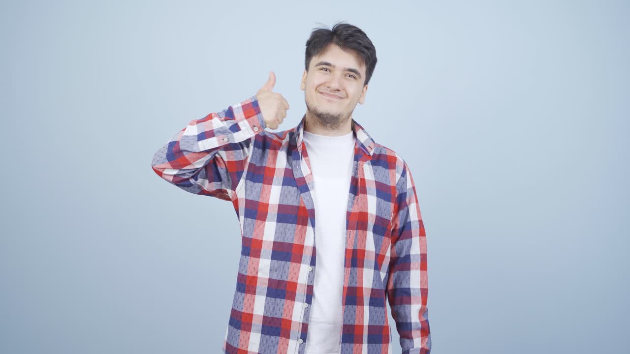 카메라를 향해 긍정적인 제스처를 하는 남자