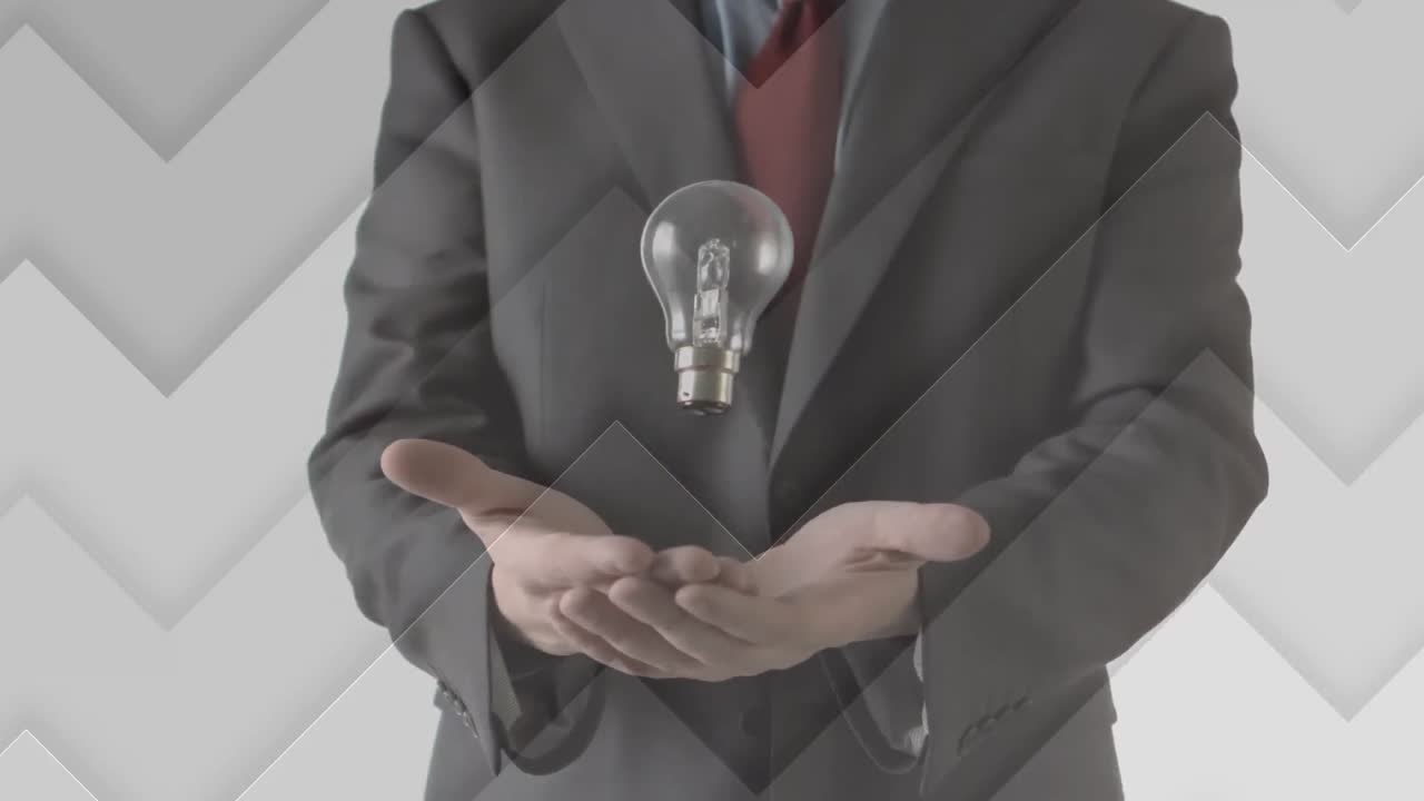 animación de líneas en zigzag sobre un hombre de negocios lanzando y atrapando una bombilla, sobre un fondo blanco