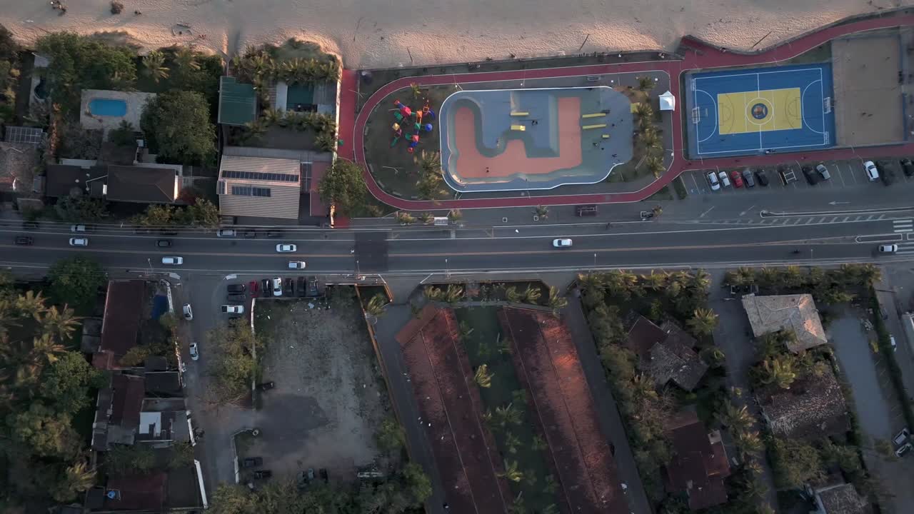 Skatepark pubblico e campi da tennis a Boicucanga, São Sebastião - Stato di São Paulo, Brasile. Foto aerea dall'alto
