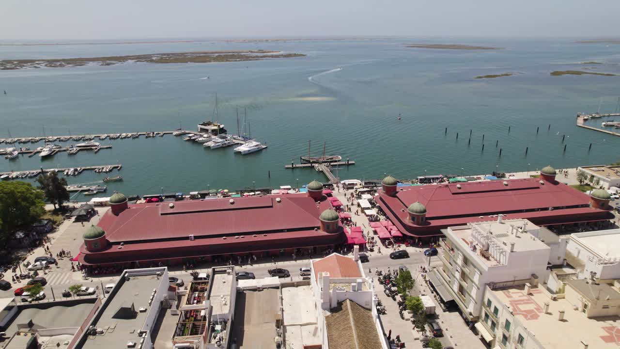 mercado de pescado y carne en el histórico edificio de ladrillo y metal en olhão, órbita aérea