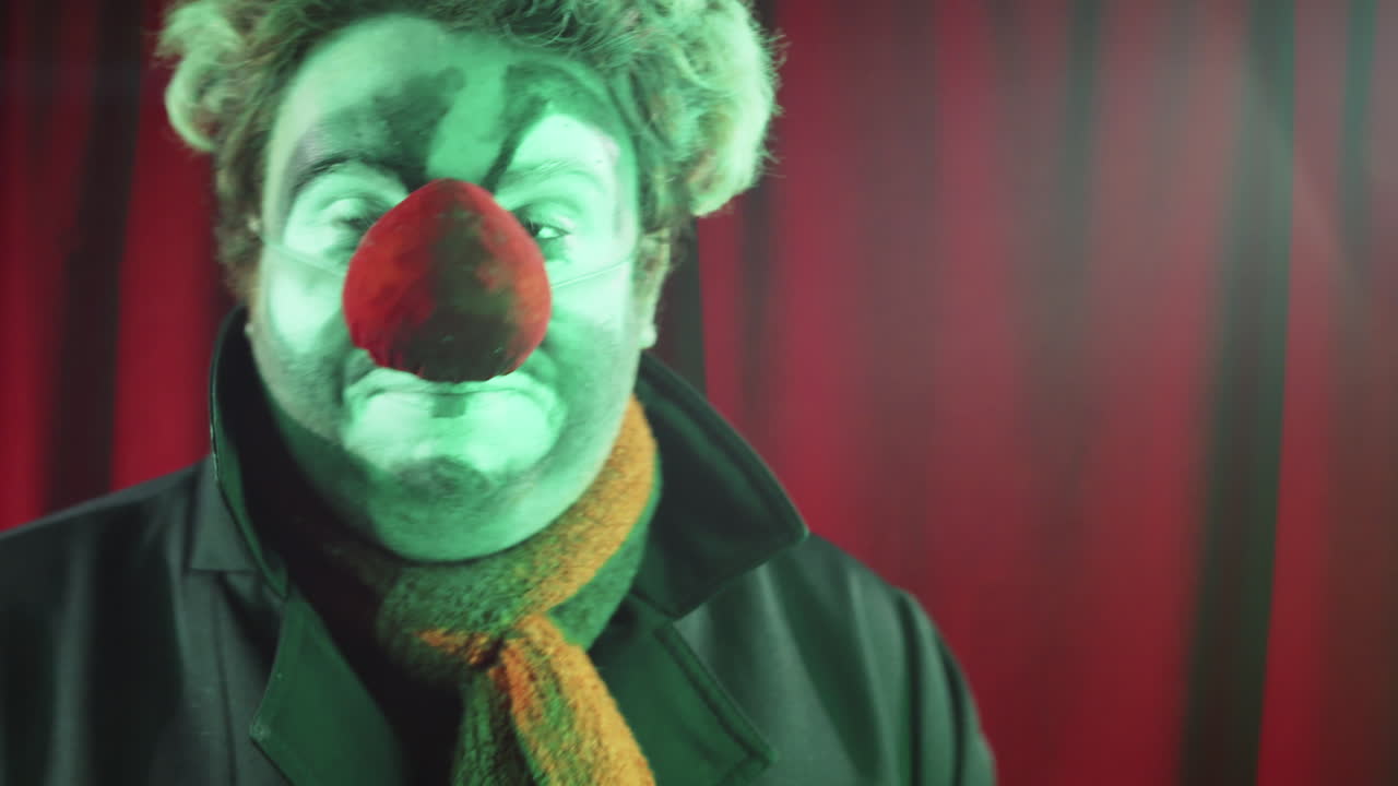 payaso hablando ante la cámara durante una actuación en el escenario