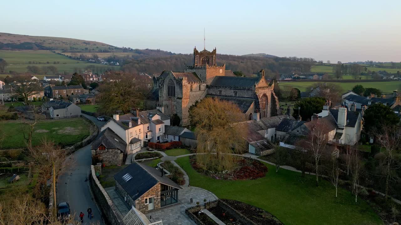Filmato aereo del villaggio medievale di Cartmel nel Distretto dei Laghi inglese; ha un ricco patrimonio e un variegato elenco di attività per visitatori e turisti