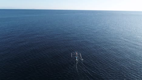 über-Dem-Traditionellen-Philippinischen-Auslegerboot,-Das-Zu-Den-Fischgründen-Vor-Der-Küste-Fährt